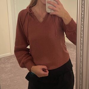 “New In” brand dust rose waffle knit hoodie top – size small.